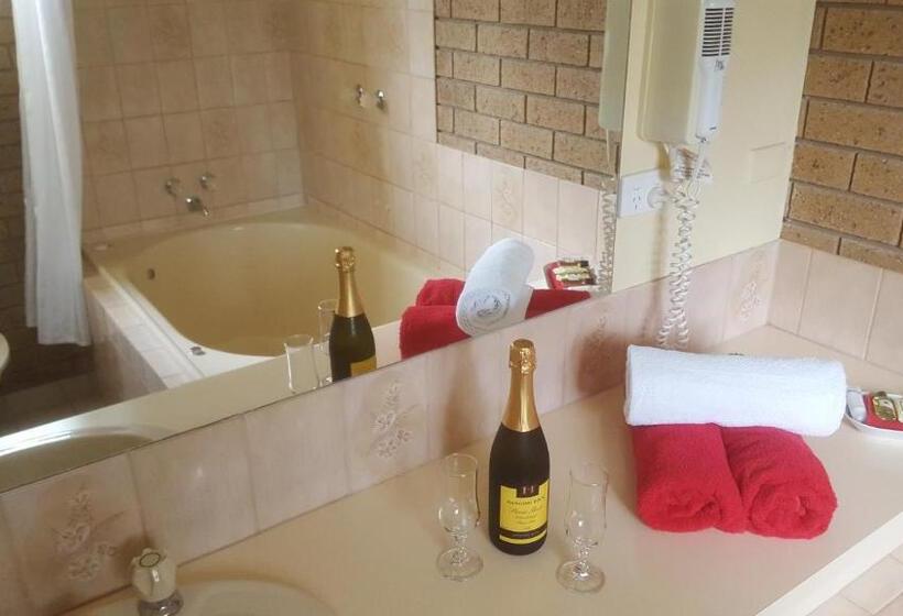 חדר דחוקס עם מיטת קינג, Hepburn Springs Motor Inn