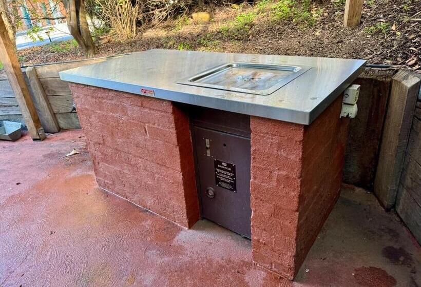 חדר משפחתי, Hepburn Springs Motor Inn