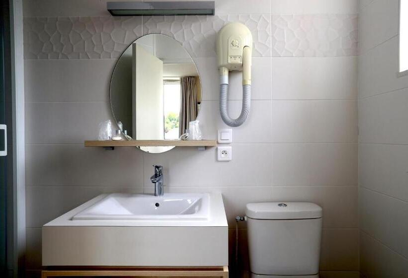 חדר סטנדרט לארבעה נוף לים, Hôtel Miléade De La Plage   Binic