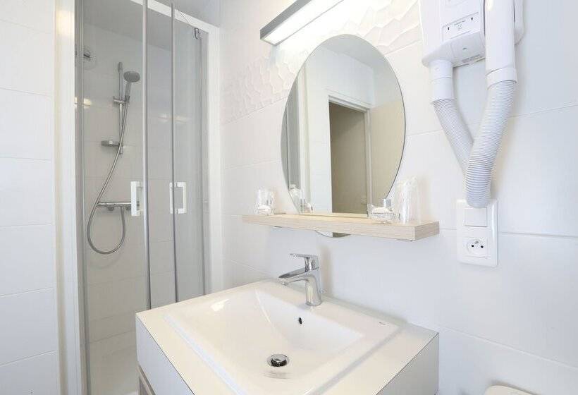 חדר סטנדרט לארבעה נוף לים, Hôtel Miléade De La Plage   Binic