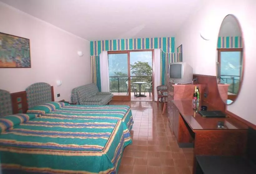 اتاق استاندارد با چشم‌انداز دریاچه, Ilma Lake Garda Resort