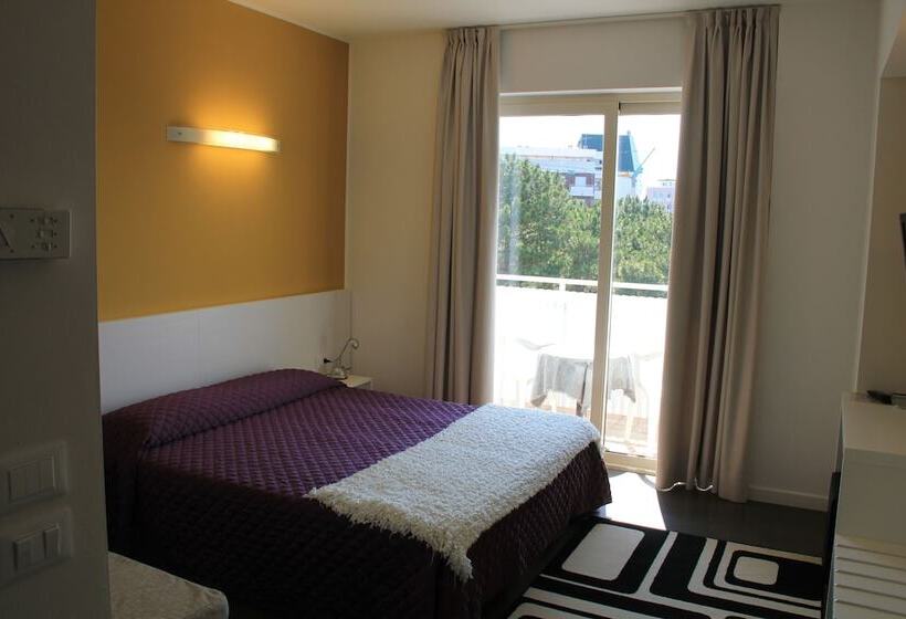 غرفة قياسية مزوَّدة بشُرفة, Meublè Nazionale