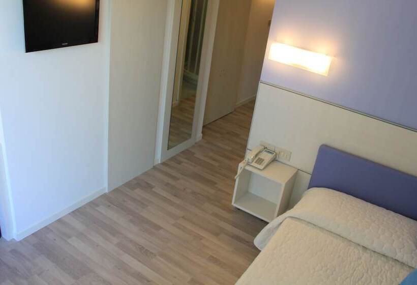 غرفة قياسية فردية مزودة بشُرفة, Meublè Nazionale