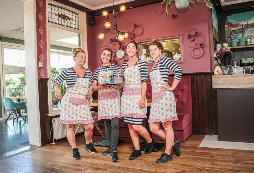 חדר סטנדרט לשלושה, Restaurant Goerres