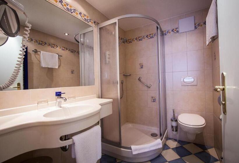 コンフォートルーム, Restaurant Hackteufel