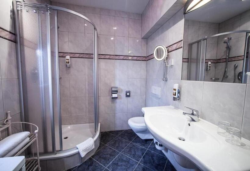 コンフォートルーム, Restaurant Hackteufel