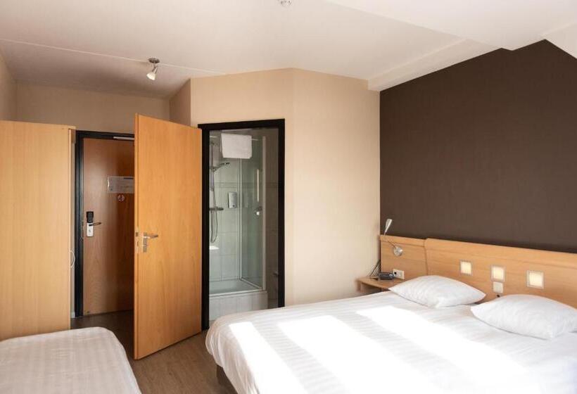 חדר סטנדרט לשלושה, Restaurant Zalen Hoogeerd