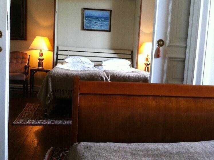 Family Suite, Strand