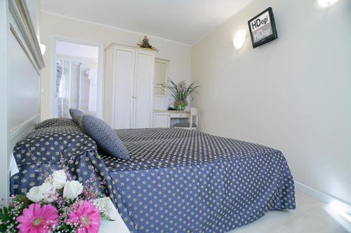 חדר סטנדרט לשלושה, Ai Dogi