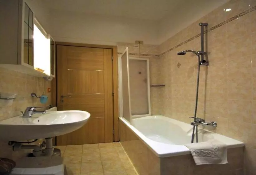 اتاق استاندارد سه نفره, Alexander & Spa