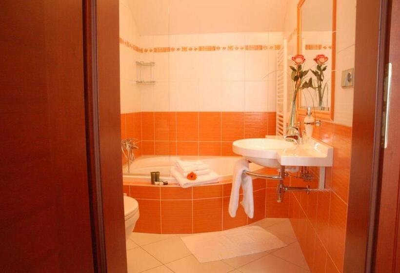 스탠다드 룸, Komorni Hurka