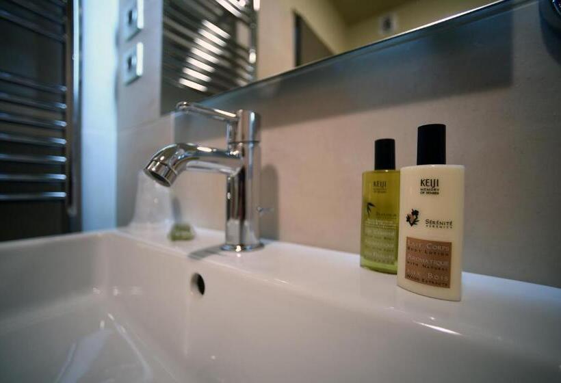 Superior room with lake view, Les Rives