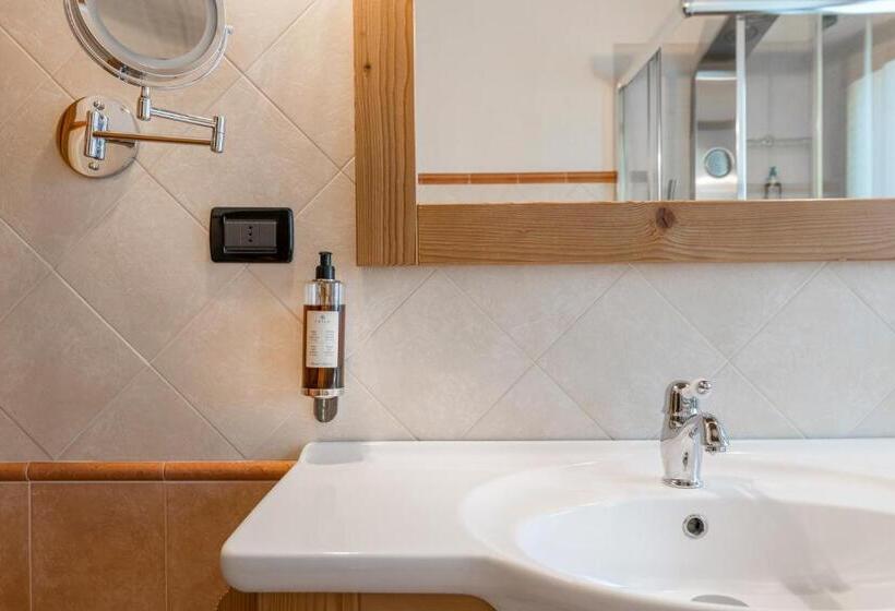 غرفة قياسية مزوَّدة بشُرفة, Locanda Bellevue