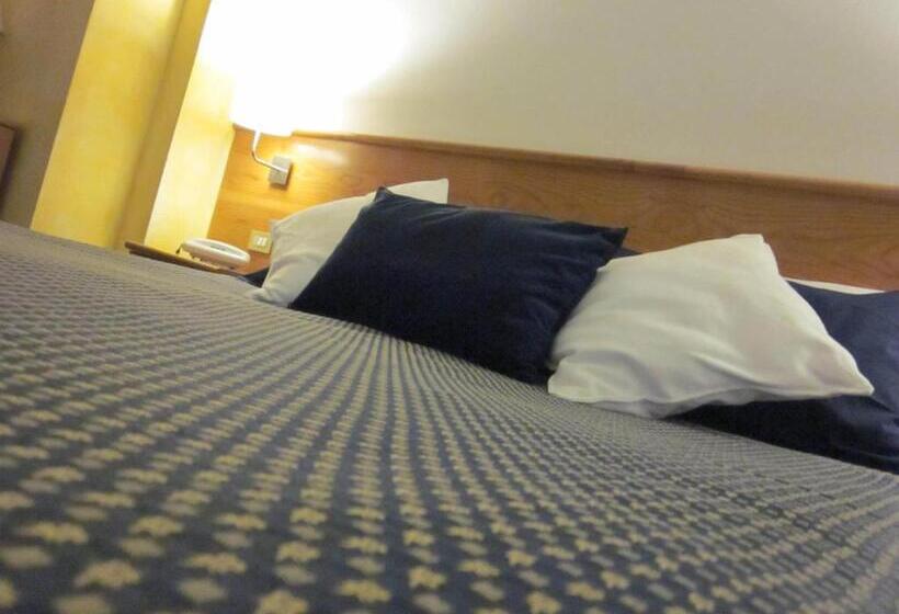 חדר סטנדרט לשלושה, Marina