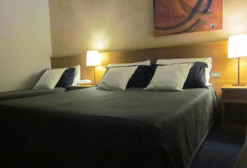 חדר סטנדרט לשלושה, Marina