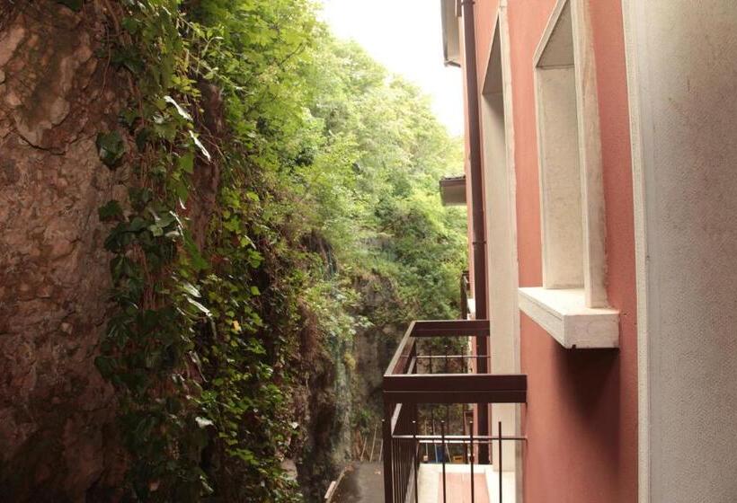 이코노미 룸, Merano