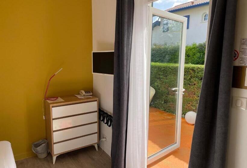 غرفة قياسية لذوى الاحتياجات الخاصة, Mirano