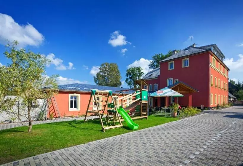 استودیو خانوادگی, Pytloun Wellness Travel