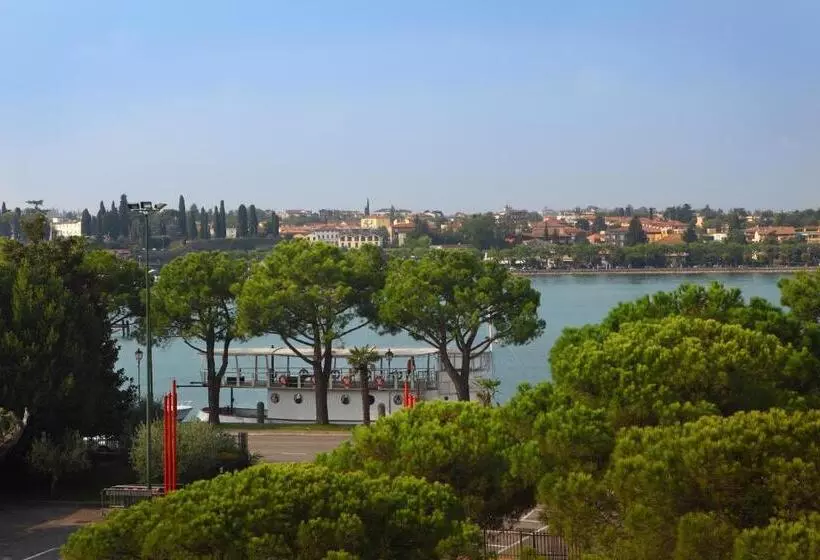 اتاق استاندارد با چشم‌انداز دریاچه, Ristorante Al Fiore