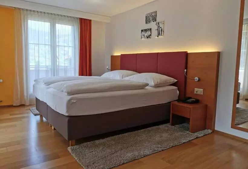 山の見えるスーペリアルーム, Parkhotel Schoenegg