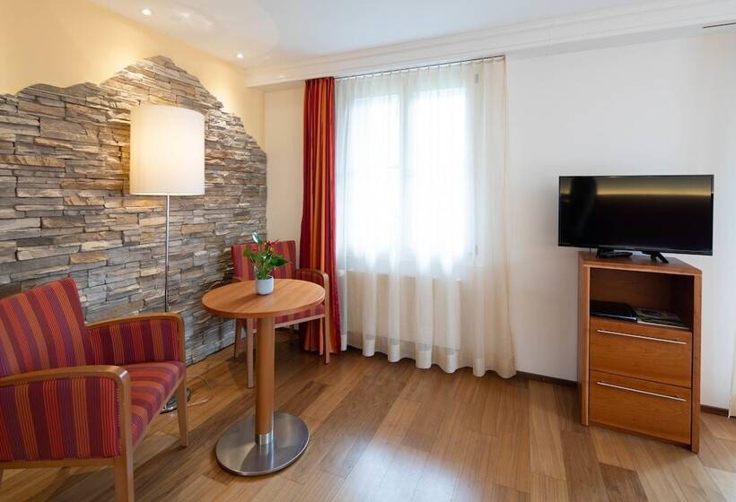 带山景的高级间, Parkhotel Schoenegg