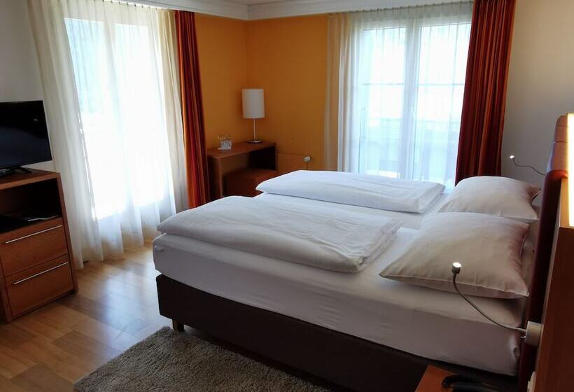 带山景的高级间, Parkhotel Schoenegg