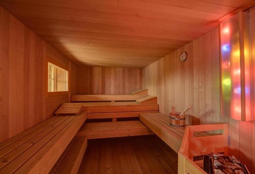 스탠다드 스튜디오, Ruster Resort