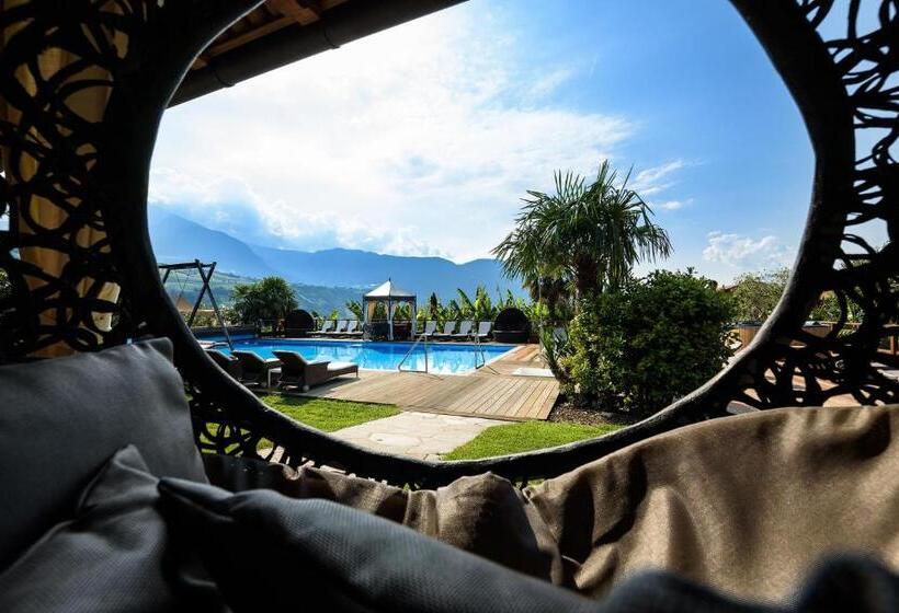 스탠다드 스튜디오, Ruster Resort