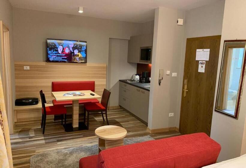 스탠다드 스튜디오, Ruster Resort