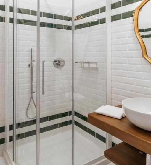 스탠다드 룸, Aganoor