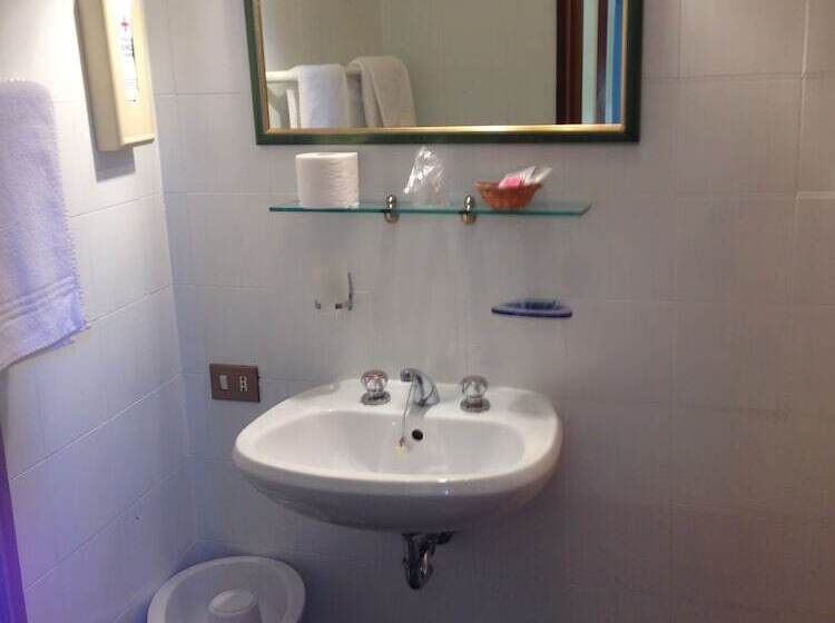 اتاق استاندارد یک تخته با سرویس بهداشتی مشترک, Alla Fiera