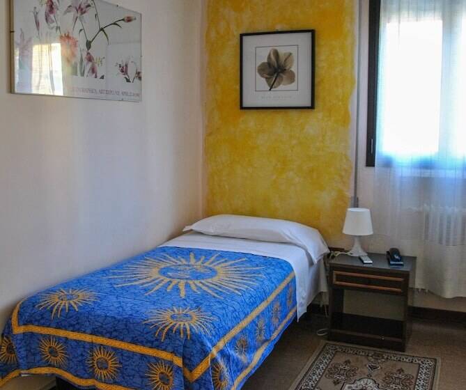 اتاق استاندارد یک تخته با سرویس بهداشتی مشترک, Alla Fiera