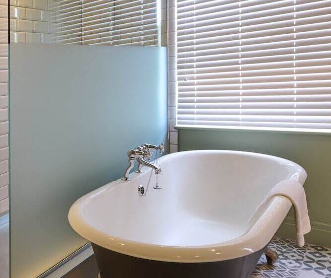 جناح جونيور, Du Vin Cheltenham