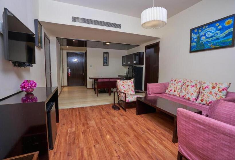 جناح ديلوكس, E