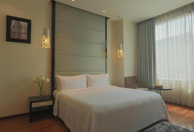 جناح ديلوكس, E