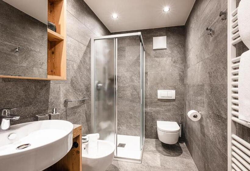 جناح جونيور مزوَّد بشرفة, Lener