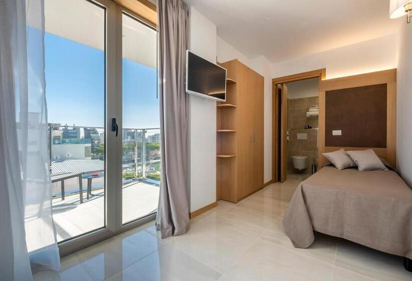 חדר משפחתי דלוקס, Mare