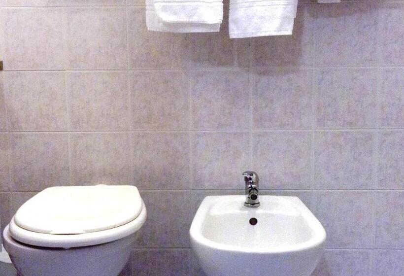 Standard Szoba, Ricci