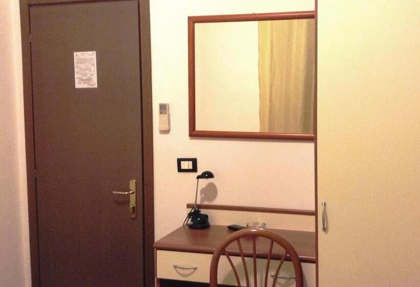 Standard Szoba, Ricci