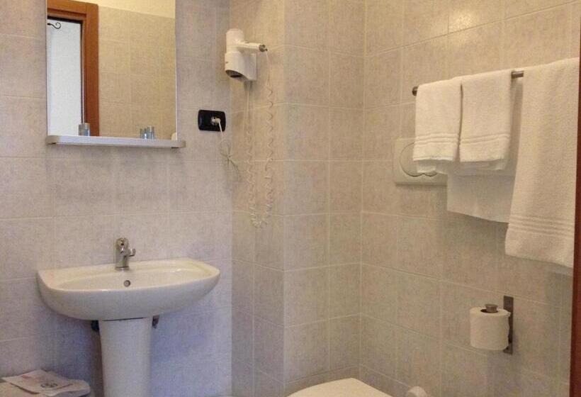 Standard Szoba, Ricci