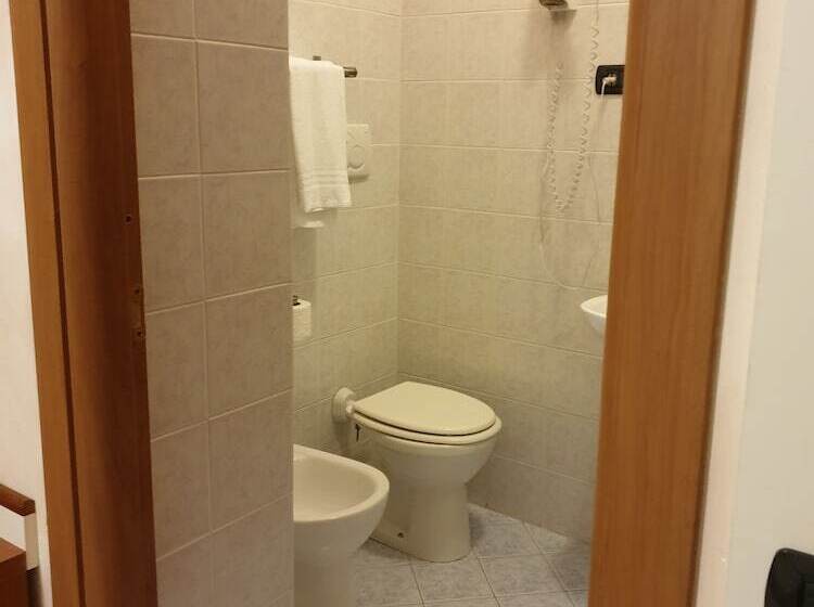 Standard Szoba, Ricci