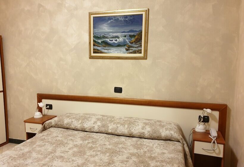 Standard Szoba, Ricci