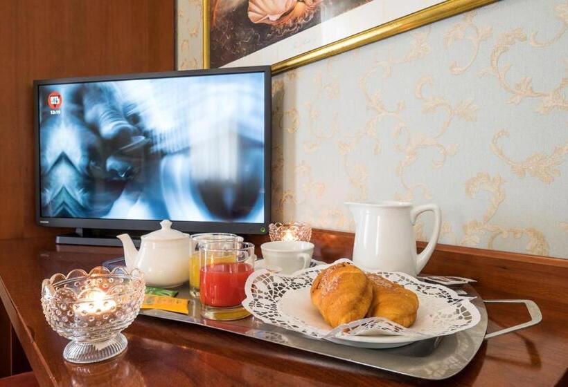 חדר קלאסי לשלושה, Royal