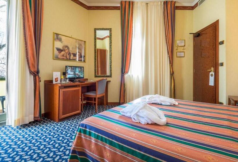 סוויטת ג'וניור עם מרפסת, Royal