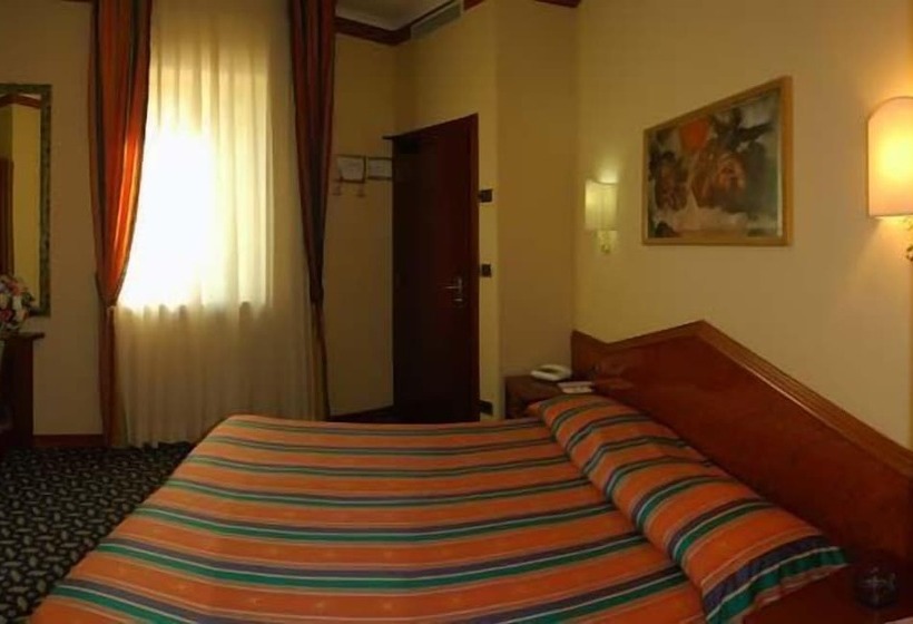 חדר קלאסי, Royal