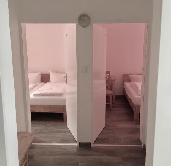 اتاق استاندارد با سرویس بهداشتی مشترک, Sickinger Hof