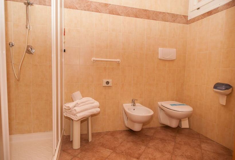 חדר סטנדרט לשלושה, Vittoria