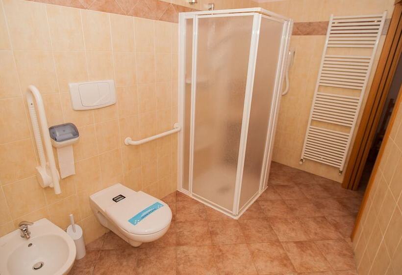 חדר סטנדרט לשלושה, Vittoria