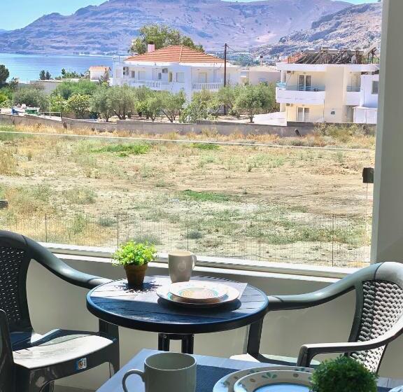 إستديو قياسى مزود بشرفة, Pals Studios Pefkos