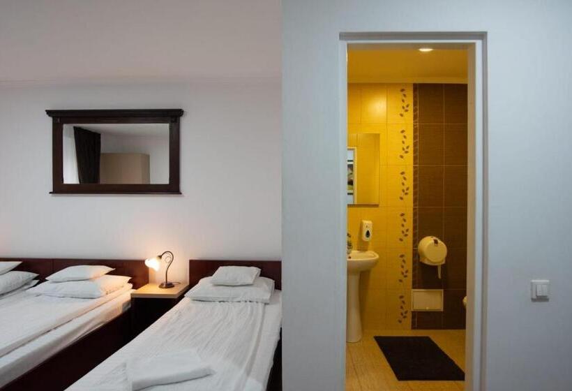 اتاق استاندارد سه نفره, Carnival City Hotel Oradea
